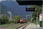 Der FS Trenitalia BTR 813 001 verlässt als nach einem kurzen Halt den Bahnhof von Verres als Regionale Veloce VdA 2725 in Richtung Aosta.