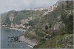 Dieses Bild zeigt nicht sehr viel Zug aber dafür die schöne Landschaft bei Taormina und die entsprechende Linienführung der Strecke Messina - Siracusa auf diesem Streckenabschnitt,