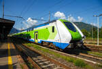 Der Trenord „Caravaggio“ ETR 421-042 (94 83 4441 842-5 I-TN / 94 83 4441 042-0 I-TN) ein vierteilige Hitachi Caravaggio am 25 Mai 2023 im Bahnhof Domodossola.