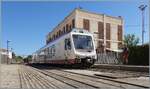 In Alghero wartet der arst (transporti regionali della serdegana ADeS01 (95 83 4600 001-0 (A) / 95 83 4600 101-8 (B)) Doppeltriebwagen auf die Abfahrt. 

22. September 2026
