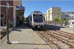 In einen zwanzigj�hrigen Reisef�hrer stand (sinngem�ss) geschrieben, dass die Bahn auf Sardinien keinen zeitgem�ssen Service mehr bieten, die Fahrt der langsamen Z�ge aber gerade f�r Touristen einen besonderen Reiz aus�ben. 
Nun, leider hatten wir nun wenig Zeit die Bahn kurz anzuschauen, aber auf den ersten Blick hat sich die Situation grundlegende ge�ndert und wird sich weiter �ndern; so wird Stadler noch dieses Jahr Wasserstoff-Z�ge nach Sardinien liefern. 
Doch nun zu dem, was wir in der kurzen Halben Stunde gesehen und fotografiert haben: Im kleinen, gepflegt Endbahnhof von Alghero, der etwas ausserhalb des Zentrums liegt, wartet der Doppeldieseltriebwagen (Stadler 2015) ADeS01 (95 83 4600 001-0 [A] / 95 83 4600 101-8 [B]) auf die die Abfahrt als ARST (transporti regionali della sardegna)  AT 70 nach S�ssari.

22. September 2026
