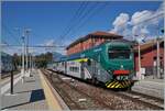 Der Trenord ALe 711 068 (94 83 4 711 068-6 I-TN) wartet als Regio nach Milano Cadorna in Laveno Mombello Lago auf die baldige Abfahrt.

27. September 2022