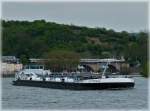 Die  Lorraine  zieht den IC nach Koblenz �ber die Sauerbr�cke in Wasserbillig und wird von dem sch�nen Moselschiff  Lloydkade  zugefahren.