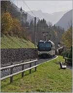 Die MOB Ge 4/4 8002 ist mit dem GoldenPass Express GPX 4068 (der hier nicht zu sehen ist) von Montbovon nach Zweisimmen unterwegs, wo dann eine BLS RE 465 den Zug nach Interlaken Ost  übernehmen wird. Das Bild entstand in Gstaad, kurz vor der Gr ...