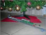 Da schon bald, nachdem ich meine erste Modell-Eisenbahn geschenkt bekommen hatte, diese auf eine feste Platte verschraubt wurde, pflegte ich die Tradition der Modelleisenbahn unter dem Weihnachtsbaum damals nicht. Doch nun - da ich momentan keinen Platz für eine feste H0 Modellbahn habe - lasse ich zu Weihnachten hin und wieder meine alten Modelle laufen. Im Bild ein ziemlich betagtes  Krokodil  (ca 55 Jahre alt) welches überraschenderweise noch fährt, aber doch recht lautstark seine Runden dreht. Wenn man gut hinschaut, ist noch zweites  Krokodil zu entdecken...

25. Dez. 2024