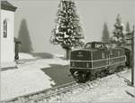 Die Märklin mini club Spur Z (Massstab 1:220) DB V 80 008 zeigt sich mit einem Güterzug auf meinem kleinen Z-Spur Winter Diorama.