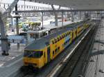 mDDM als Nahverkehrszug nach Dordrecht auf Gleis 6 in Rotterdam Centraal Station am 30.03.2011