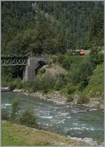 Die Bregenzer Wald Bahn (ex ÖBB) 2095.13 ist mit ihrem Vormittagszug von Schwarzenberg nach Bezau unterwegs und erreicht in Kürze die 68 Meter lange Sporeneggbrücke, welche die