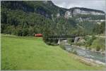 Die �BB 2095.13 der Bregenzer Waldbahn f�hrt mit ihrem Museumszug die Sporeneggbr�cke, welche �ber die Bregenzer Ach f�hrt. Der Zug ist auf dem R�ckweg von Schwarzenberg nach Bezau. 15. Sept. 2024
