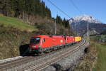 1016 024 und 1016 021 mit einem gemischten Gterzug auf dem Weg nach Wrgl.