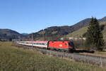 1016 040 war mit dem  Transalpin  am 10. November 2024 bei Hochfilzen in Richtung Saalfelden unterwegs.