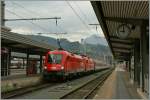 Zwei E-Loks der BR 1016 erreichen mit einem EC von Bregenz nach Wien Innsbruck Hbf.
