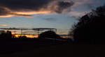 Ein spannender Wolkenhimmel beim Sonnenuntergang des 04.03.17 zeigte sich bei Pöring, als ein Taurus mit einem EC in Richtung Österreich unterwegs war.