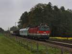 Die 1144 214 am 14.10.2010 mit einem Güterzug unterwegs bei Großkarolinenfeld. (BÜ Vogl)

