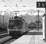 BB 1144 208 mit einer Schwesterlok bei der Durchfahrt in Hall im Tirol. 
07.11.2009 