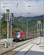Die ÖBB 1116 222 rangiert mit ihrem RJ im Bahnhof von Bregenz und bietet mir so ein paar interessante Motive.