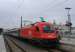 1216 019-0 beim Halt im Bahnhof von Rosenheim am 1.