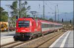 br-1216-es-64u4-4-systemlok/161284/1216-017-mit-einem-ec-in 1216 017 mit einem EC in Richtung Mnchen bei der Einfahrt in den Bahnhof von Rosenheim. (22.08.11)