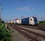 Am 24.05.2014 fuhr 1216 952-2 der Wiener Lokalbahnen Cargo AG mit Bertschizug nach Ruhland.
Hier wechselt sie ihr Gleis um in Halle auf die KBS 250 zu kommen.