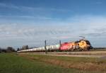 1016 048-1 der  Feuerwehr-Taurus  mit einem Kesselwagenzug auf dem Weg nach Salzburg.