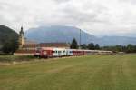 Der  FB-Railjet  fhrt auf seinem Weg von Innsbruck nach Wien soeben am Kloster Reisach vorbei.