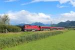 Von Salzburg kommend fotografierten wir diesen  Railjet  zwischen Bernau und Prien am Chiemsee am 15.