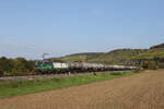 193 207 von  ELL  mit einem Kesselwagenzug aus Gemnden kommend am 12. Oktober 2022 bei Himmelstadt im Maintal.