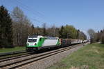 187 009 war mit einem Holzzug am 21. April 2021 bei Brannenburg im Inntal in Richtung Kufstein unterwegs.