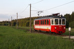 Auf seiner Fahrt nach Attersee wurde bei Schmidham der 26111 der Attergaubahn am Abend des 25.05.16 dokumentiert.