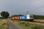 187 324 der  Wiener Local Bahn  mit einem Containerzug am 27.