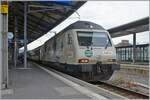 Fotografisch unvorteilhaft zeigt sich die SBB Re 460 041 'coop' mit ihrem IR90 nach Genève Aéroport in Lausanne.

8. Aug. 2023