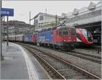 Erneut (und wie planmässig vorgesehen) ist der EWLV Zug von Lausanne (Triage) nach Zürich (RBL) via Brig und Kandersteg mit zwei Re 6/6 unterwegs und wartet in Lausanne auf die Blockdistanz zum vorausfahrenden IR90. 
An der Spitze füh ...