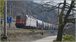 Die SBB Re 6/6 11634 Re 620 034-9) 'Aarburg-Oftringen' ist mit einem Ölzug kurz nach Villeneuve auf dem weg in Richtung Lausanne. 

14. Jan. 2025