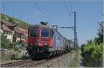 Die SBB Re 6/6 11658 Re 620 058-8) 'Auvernier' ist mit einem Ölzug auf dem letzten kurzen Einspurabschnitt der Strecken Biel/Bienen - Lausanne bei Ligerz unterwegs. 

11. Juli 2025