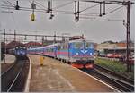 Die SJ Rc6 1374 verlässt mit einem Reisezug Malmö C, während im Hintergrund sich die SJ Ue 998 um den angekommenen D 318  Nils Holgersson  von Berlin kümmert.
