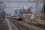 IR nach Brig mit Re 460 034 in Aigle. Januar 2026.