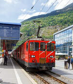 Von dem Gepäcktriebwagen Deh 4/4 II - 96  Münster   der Matterhorn-Gotthard-Bahn (MGB), ex FO 96  Münster   (Furka-Oberalp-Bahn), geschoben erreicht am 25.05.2023 der Regionalzug von
