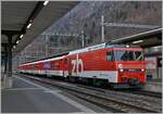 Beim Umsteigen in Interlaken Ost entdeckt und versucht in der kurzen Zeit zu fotografieren: Die SBB-Zentralbahn HGe 4/4 101 964-5 wartet mit ihrem Regionalzug R 70 9063 auf die Abfahrt nach Meiringen.