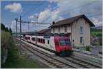 Ein Travys Domino RBDe 560 beim Halt in Le Lieu.