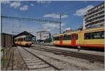 Links, angeschnitten, wartet in Orbe der  Karlsruher  Triebwagen Be 4/8 N� 3 (94800 450 003-9 D-TVYS) auf die Abfahrt nach Chavornay, w�hrend rechts im Bild der zweite Triebwagen Be 4/8 N� 4 im