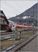 In Orsières wartet als herrlicher Kontrast zur Gleiswaage im Vordergrund des Bildes der TMR Region Alpes RABe 533 601 (UIC Nummer RABe 94 85 0 533 701-4 CH-RA) mit dem Wappen  Commune de St