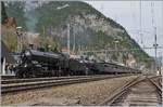 Die zwei C 5/6 2978 und 2965 warten in Göschenen mit ihrem Dampfzug auf die Weiterfahrt nach Bellinzona.