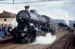 Im Sommer 1997 setzt sich C 5/6 2978 im Bahnhof Delemont als Vorspannlok vor einen mit der B 3/4 1367 bespannten Sonderzug.