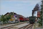 Trotz des bescheidenen Verkehrs auf der ST bilden die wenigen Fahrzeuge eine interessante Spannweite von der Nostalgie zur heutigen Zeit: ST Tm 232 596-7 (98 85 5232 596-7 CH-ST), dreiachsige