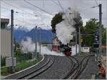 Mit herrlich viel Dampf setzt sich in St-Légier Gare der BC Riviera Belle Epoque Dampfzug nach Chaulin in Bewegung.