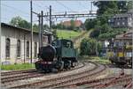 Die noch aus der Privatbahnzeit stammende SCB C 4 196 tr�gt die UIC Nummer 90 85 00 07696-7 und rangiert in Sumiswald Gr�nen. Doch erstmal der Reihe nach: Ein knapper Lokbestand und zunehmender Verkehr bewogen die Schweizer Centralbahn (S-C-B) zur Anschaffung neuer G�terzuglokomotiven. Enge Kurve sprachen gegen eine Lok mit der Achsfolge D, so griff die S-C-B auf das 1884 vom Genfer Ingenieur Anatoile Mallet entwickelten  Mallet  System zur�ck. Von der Konstruktion her ist die Lok an die Gotthardbahn Ed 2x 3/3 151 (Baujahr 1890) angelehnt, was dazu f�hrte, dass dieselben Schwachpunkte auch bei der S-C-B in die Konstruktion der Lok Eingang fanden, wie insbesondere die Anf�lligkeit des Schleuderns. Gebaut wurden die Dampflokomotiven C 4 N� 181 - 186 im Jahre 1891 von J.A. Maffei, M�nchen. Zwei Jahre sp�ter bestellte die S-C-B zehn weitere C 4 nach, die einige �nderungen aufwiesen, welche der Lok zwar mehr Leistung gaben, das Problem des Schleuderns aber noch verst�rken. Als 1902 die S-C-B verstaatlicht wurden, �bernahm die SBB die 16 Lok und fasste sie in der  Gruppe 67  zusammen. Ich vermute die Gruppenbezeichnung war eine Art Baureihenbezeichnung; schien sich jedoch nicht durchzusetzen, denn die S-C-B C4 196 wurde fortan als Ed 2x 2/2 7696 gef�hrt. Mit der Inbetriebnahme der NBS am Hauenstein verloren die Ed 2x 2/2 ihr Aufgabengebiet und wurden bis auf die Ed 2x 2/2 7687, 7690, 7693 und 7696 ausrangiert. Die vier erw�hnten kamen auf der BPr Strecke Le Pont - Le Brassus zum Einsatz. Die hier zu sehende Ed 2x 2/2 7696 wurde sogar 1918 nach Bayern vermietet, wo sie auf der Spessartstrecke zum Einsatz kam. 1938 endete der Einsatz im Vall�e de Joux; die Ed 2x 2/2 7696 wurde in Villeneuve remisiert, kam nach einer Aufarbeitung zum 100 Jubil�um der Alten Hauensteinstrecke nochmals in ihre alte Heimat und dann ins Verkehrshaus, bis sie 1974 (SBB Biel/Bienne) und 1992-1993 OeBB Balsthal) aufgearbeitet und von der schliesslich von der OeBB wieder in den betriebsf�higen Auslieferungszustand zur�ckversetzt wurde. Heute geh�rt die Lok zur SBB Historic und wird von der OeBB betrieben. Wie eingangs erw�hnt, besitzt diese herrliche Lok aus der Privatbahnzeit heute sogar eine UIC Nummer. Infoquellen: OeBB, SBB Historic und Alfred Moser (Dampfbetrieb der Schweizer Eisenbahnen 1847 - 1966) 14. Juni 2025