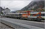 Der Tm 237 312 steht in Fleurier; auf dem Bild sind alle drei in den letzten Jahren in der Abfolge verwendete Abkürzungen der Val de Travers Bahn zu sehen: auf dem Güterwagen S511 die
