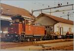 In Reinach SBB rangiert die SBB Em 3/3 18835 Flachwagen für den Zirkus Knie. 

22. Juli 1987