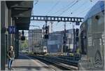 Ausgelöst habe ich für die SBB Re 4/4 II 11257 (Re 420 5257-8) welche den Bahnhof von Genève La Praille erreicht, doch das Bild zeigt ein weiteres Detail: dem links in Bild fahrende LEX