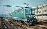 Die SBB Re 4/4 11238 zeigte sich in Lausanne zwar noch im traditionellen Grün, aber mit einer interessanten optischen Bereicherung auf der Stirnseite der Lok.

Analogbild vom März 1994